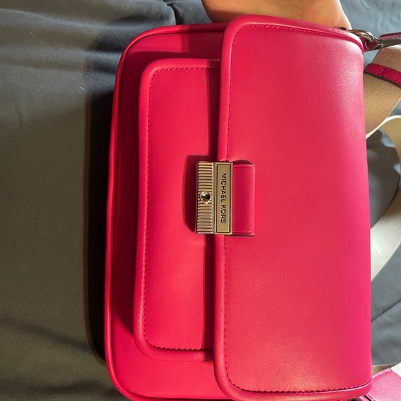 Michael Kors Medium Bradshaw in Dragonfruit - Picture 4 of 7